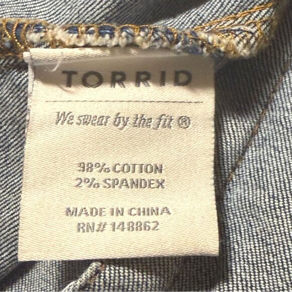 Torrid Blue Jean Trucker Jacket Medium Wash size 1xl Button front - Picture 7 of 9
